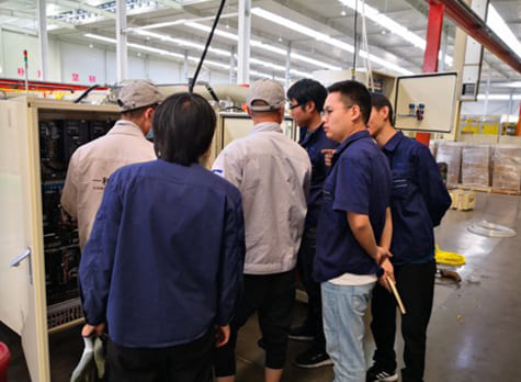 日本製工作機 据付、調整風景